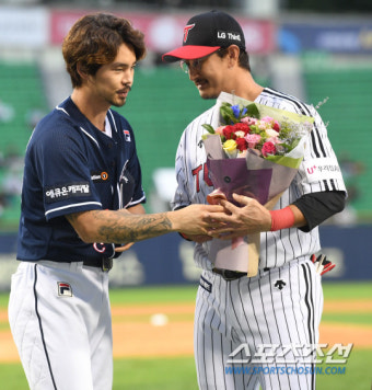[포토] 박용택 기록 축하하는 오재원