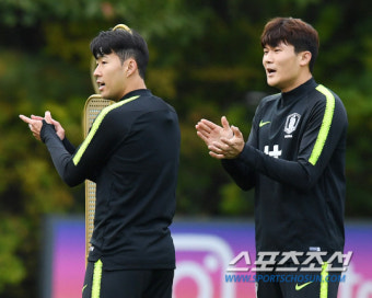 [포토] 손흥민-김민재, 박수치며 분위기 살리고!