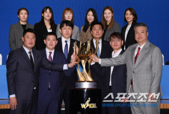 [포토] 2018-2019 여자프로농구 미디어데이, 우승컵과 함께!