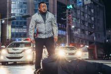 산 넘어 산 동네사람들 마동석에 닥친 미스터리한 사건