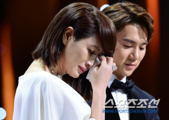 [포토] 김혜수, '한지민 수상소감에 함께 눈물'