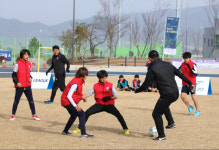 [K리그유소년클리닉 현장]레전드와의 풋살게임, 꿈나무들에게 최고의 선물이었다