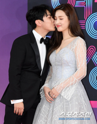 [포토] 최민환, 율희 볼에 뽀뽀 쪽!