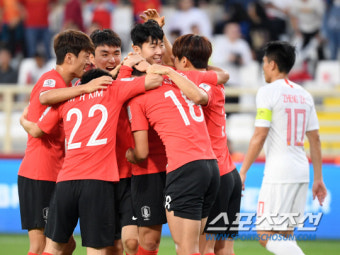[아시안컵 현장 리뷰]'손흥민 맹활약' 한국, 중국에 2대0 완승 '3연승+조1위 16강행'