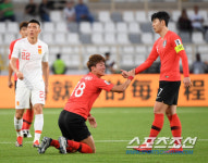 중국, 한국축구 밝은 미래 극찬 '손흥민=아시아 레전드, 이강인=미래 아름다워'
