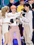 [포토] 차은우, 소원이 건넨 마이크에 당황!