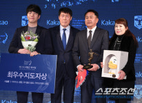 [포토] 차범근 축구상 최우수 지도자상 수상하는 김계중 감독