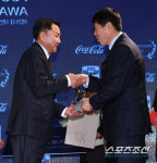 [포토] 차범근 축구상 최우수 지도자상 수상하는 김계중 감독