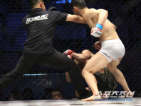 강력한 미들킥 한방. 김태성 홍정기에 TKO승
