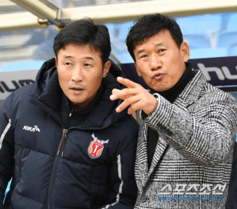 [포토] 조성환 감독, 이을용 코치와 긴밀한 대화!