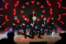 [SC현장] 복근공개…4년차 루키 VAV, 치명섹시로 1위 정조준(종합)