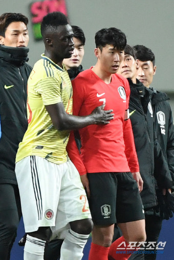 [포토] 손흥민, 경기 후 콜롬비아 선수들과 포옹!