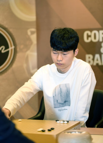 신진서 vs 이동훈, 맥심커피배 첫 우승 놓고 격돌