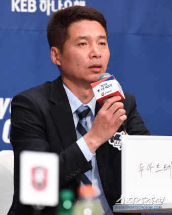 '감격의 첫 승' 이랜드 김현수 감독 