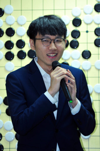 신진서, '최연소 입신 최강' 등극…이동훈 꺾고 맥심커피배 우승
