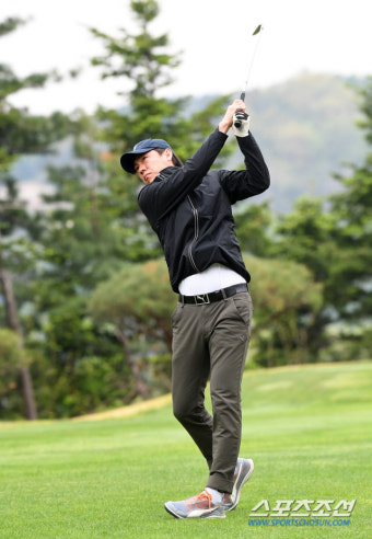 [포토] 티샷하는 대한축구협회 홍명보 전무