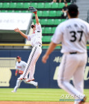 [포토] 신민재, 눈부신 점프캐치!