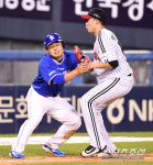 [포토] 김헌곤, 수비하던 임찬규와 충돌~