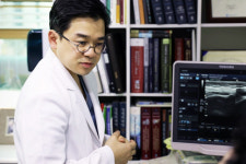 원인 모를 어깨 통증에 고통스러울 때, 오십견 의심해봐야