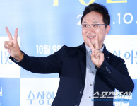 [포토] 영화배우로 변신한 안지환, 자랑스런 브이 포즈!