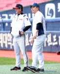 [포토] 류중일-이동욱 감독, 함께 웃으며