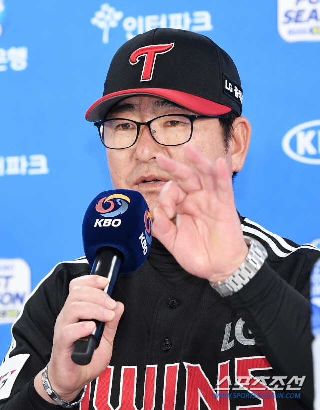 류중일 감독, 선발 투수 진 약점 고백…한국 야구 대표팀, 프리미어12서 조별리그 탈락