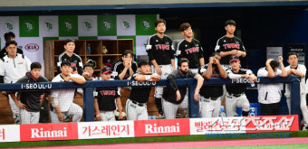 [포토] 침통한 표정의 LG 덕아웃'