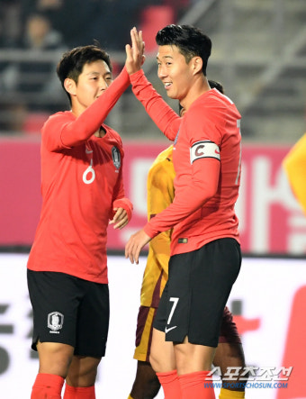 [포토] 선제골 손흥민, 이강인과 하이파이브!