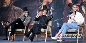 [포토] 린다 해밀턴, 깜짝 선물에 기분 UP!