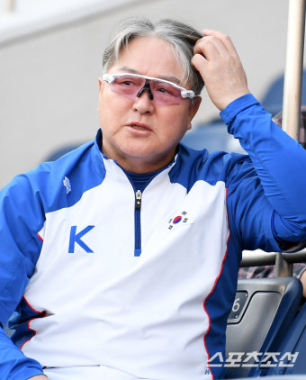 [포토] 김경문 감독, 유심히 일본팀 훈련 관찰