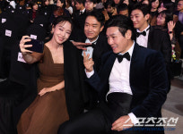 [포토] 전도연 '동료들과 함께 기념 사진'