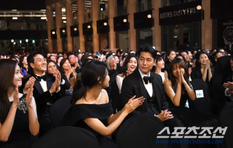 [포토] 정우성 '예상 못한 청룡 남우주연상 수상'