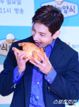 [포토] 최강창민 통닭 한입 뜯어볼까요?