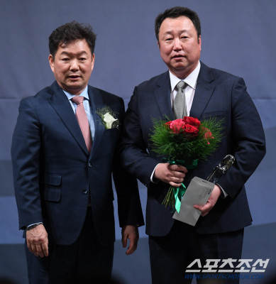 [포토] LG 트윈스, 올해의 프런트상 수상 | 포토뉴스
