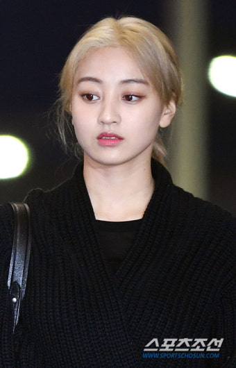 [종합] 트와이스 지효, 팬과 충돌해 부상 '눈물'…팬 