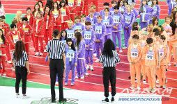 [포토] 오늘은 무대가 아닌 경기장에서