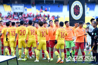 [포토] 중국-홍콩 '양보 못하는 축구 대결'