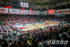 뜨거운 농구영신 인기, 사직체육관 덮은 통천 5년만에 치워냈다