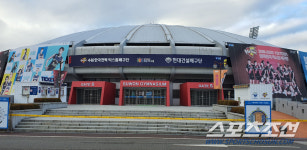 [SC현장포토]무관중 첫날 굳게 닫힌 수원체육관. 경기 없는 줄