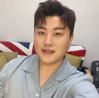 김호중, 바쁜 스케줄 속 팬들 위한 셀카 