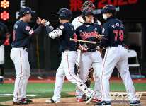 [포토] 정훈, 깜짝 스리런포