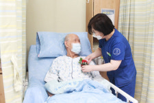 일산복음재활요양병원, 어버이날 카네이션 전달행사 진행