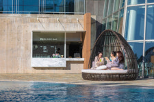 휘닉스 제주 섭지코지 야외 수영장 오픈…풀사이드 바, 짬뽕·떡볶이 등 판매