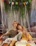 현아♥던, '포옹+뽀뽀' 둘만의 행복한 생일파티 "고마워 자기♥"