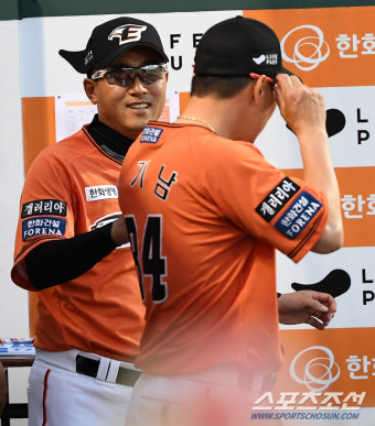 [포토] 한화 최원호 감독대행, 편하게 웃자!