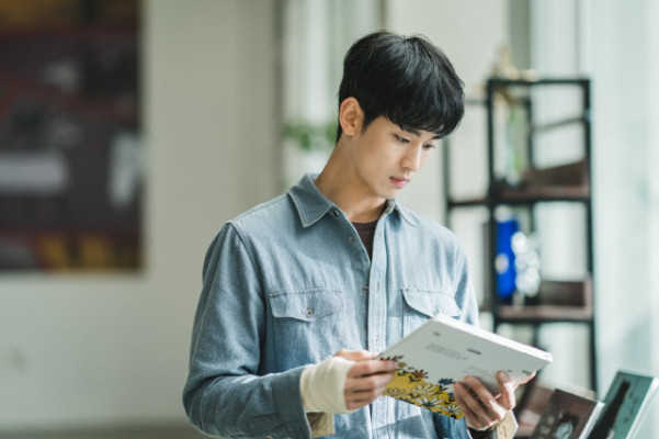 '사이코지만 괜찮아' 김수현, 다정한 미소→울컥 눈빛 '감정의 찰나' 포착 | 포토뉴스