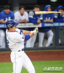 [포토] 최영진, 부러진 배트가 덕아웃까지!