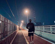 이민호, 한밤에 한강 산책..마스크 가려도 우월..더킹 종영 후 일상 공개