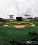 [포토] 잠실야구장, 방수포 제거 후 경기 준비에 돌입