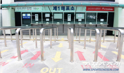 [포토] 썰렁한 야구장 매표소~ 온라인 예약만 가능